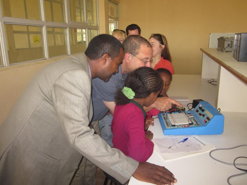 מייסד STEMpower מארק גלפנד במרכז STEM באפריקה (צילום: באדיבות מארק גלפנד)