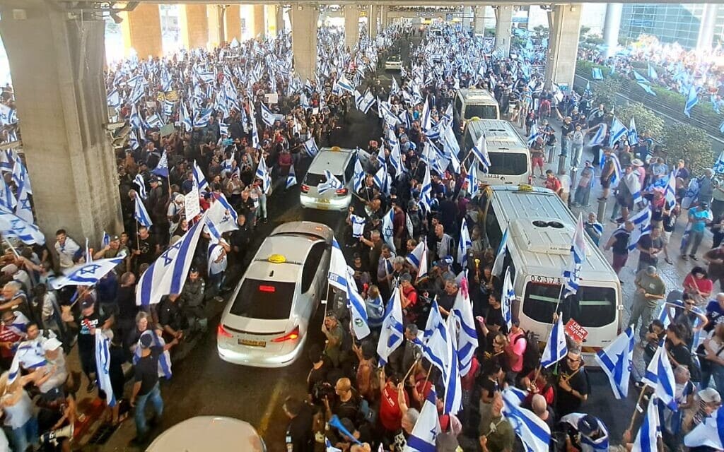 מפגינים מוחים בנמל התעופה בן-גוריון, 3 ביולי 2023 (צילום: אמיר גולדשטיין)
