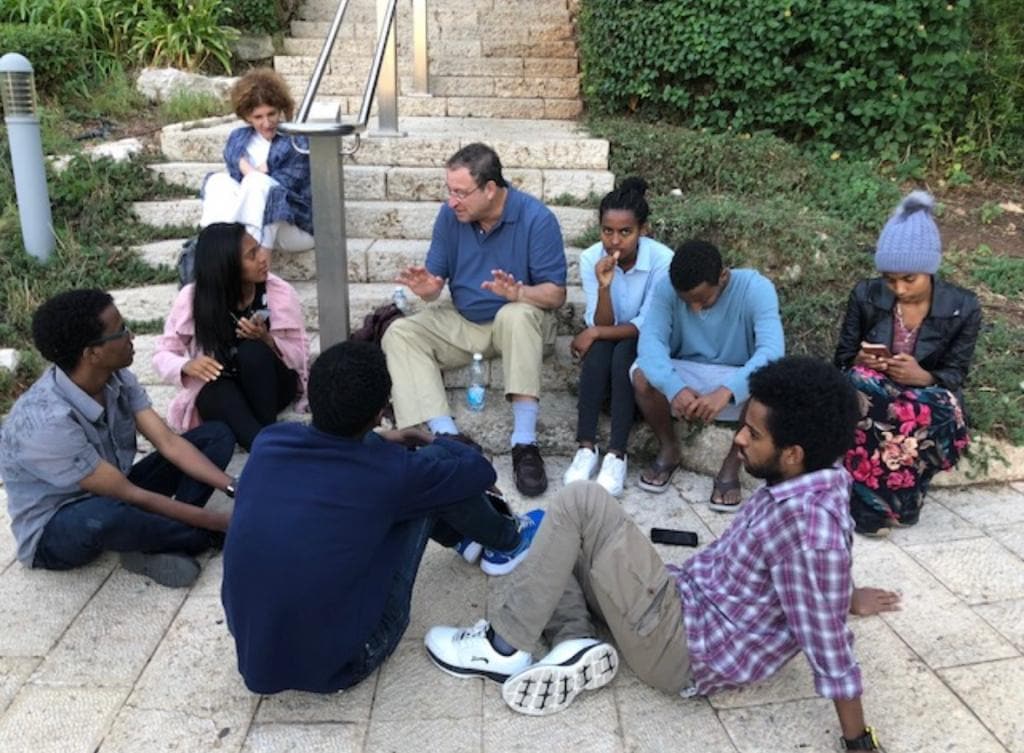מארק גלפנד משוחח עם בוגרי STEMpower שקיבלו מלגות עבור הלימודים בבית הספר הבינלאומי של הטכניון בחיפה, נובמבר 2018 (צילום: באדיבות מארק גלפנד)