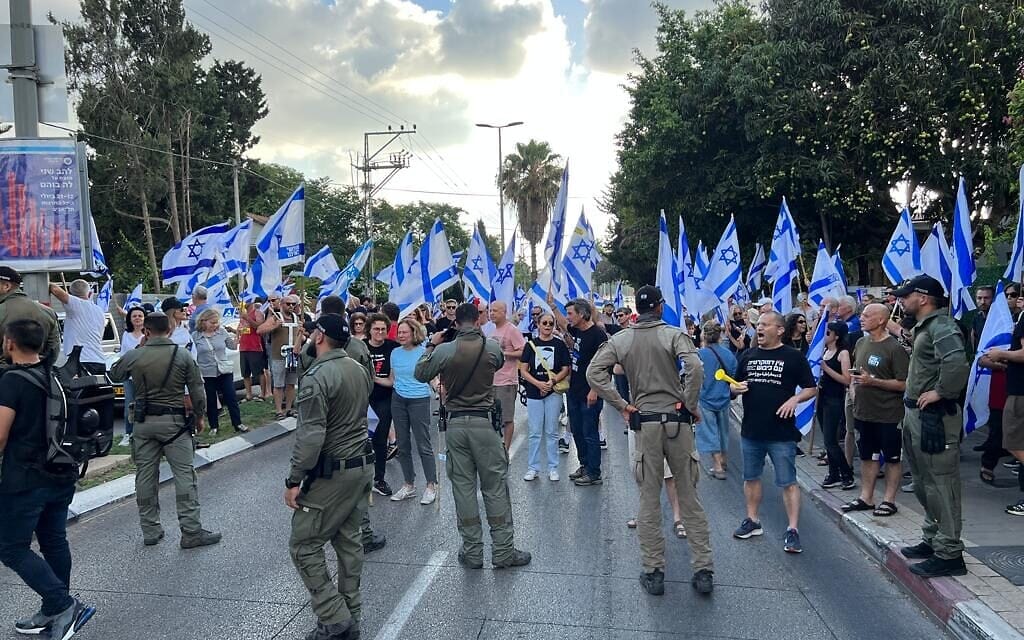 הפגנה ליד ביתה של השה גילה גמליאל בצומת קק"ל בתל אביב. 6 ביולי 2023 (צילום: מחאת קפלן) הפגנה ליד ביתה של השה גילה גמליאל בצומת קק"ל בתל אביב. 6 ביולי 2023 (צילום: מחאת קפלן)