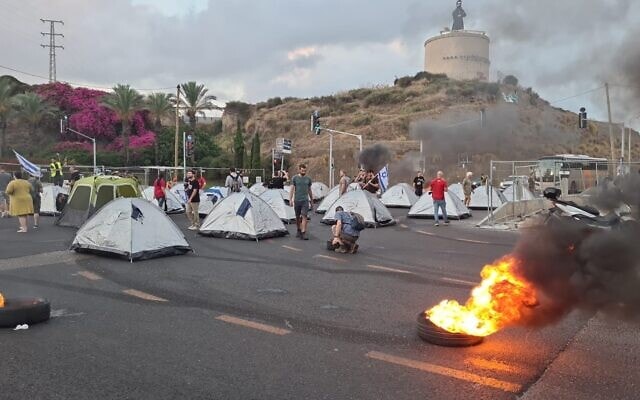 אוהלים על הכביש בצומת הסירה הרצליה במסגרת המחאה נגד המהפכה המשפטית, 11 ביולי 2023 (צילום: מחאת קפלן)