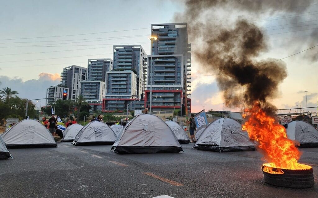 אוהלים על הכביש וצמיג בוער בצומת הסירה הרצליה במסגרת המחאה נגד המהפכה המשפטית, 11 ביולי 2023 (צילום: מחאת קפלן)