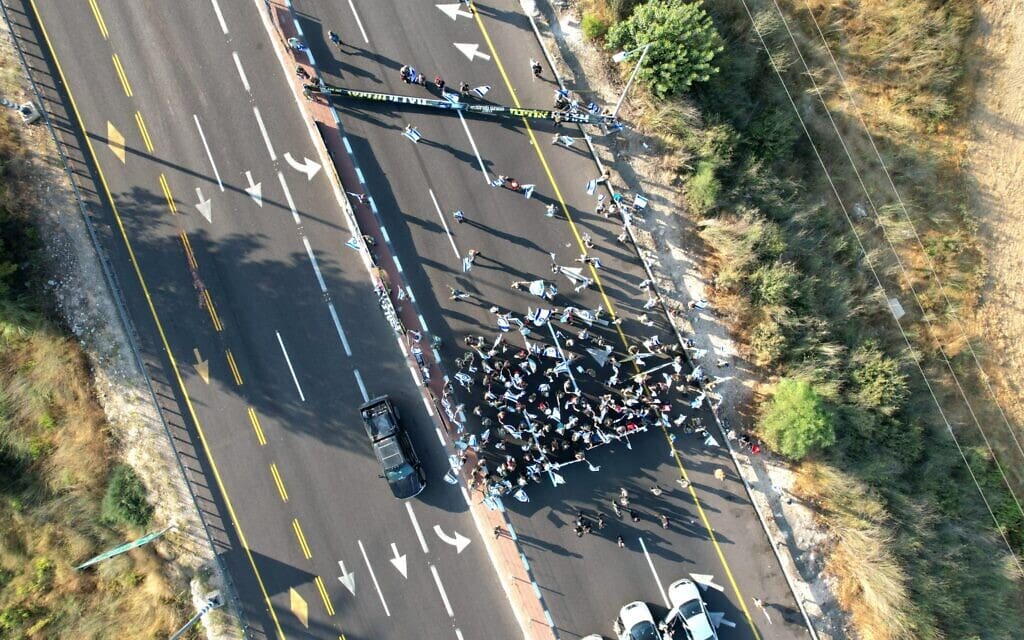 כביש 443 לירושלים חסום במסגרת אירועי יום השיבוש במחאה על המחאה המשפטית, 11 ביולי 2023 (צילום: אמיר גולדשטיין) כביש 443 לירושלים חסום במסגרת אירועי יום השיבוש במחאה על המחאה המשפטית, 11 ביולי 2023 (צילום: אמיר גולדשטיין)