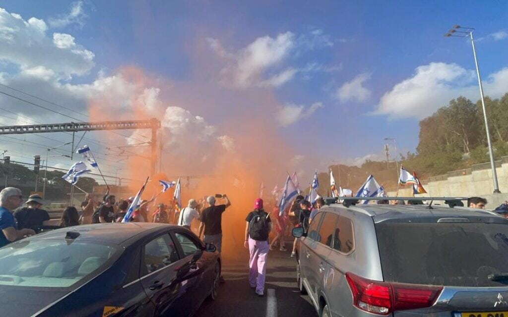 מפגינים נגד המהפכה המשפטית חוסמים את איילון, 11 ביולי 2023 מפגינים נגד המהפכה המשפטית חוסמים את איילון, 11 ביולי 2023