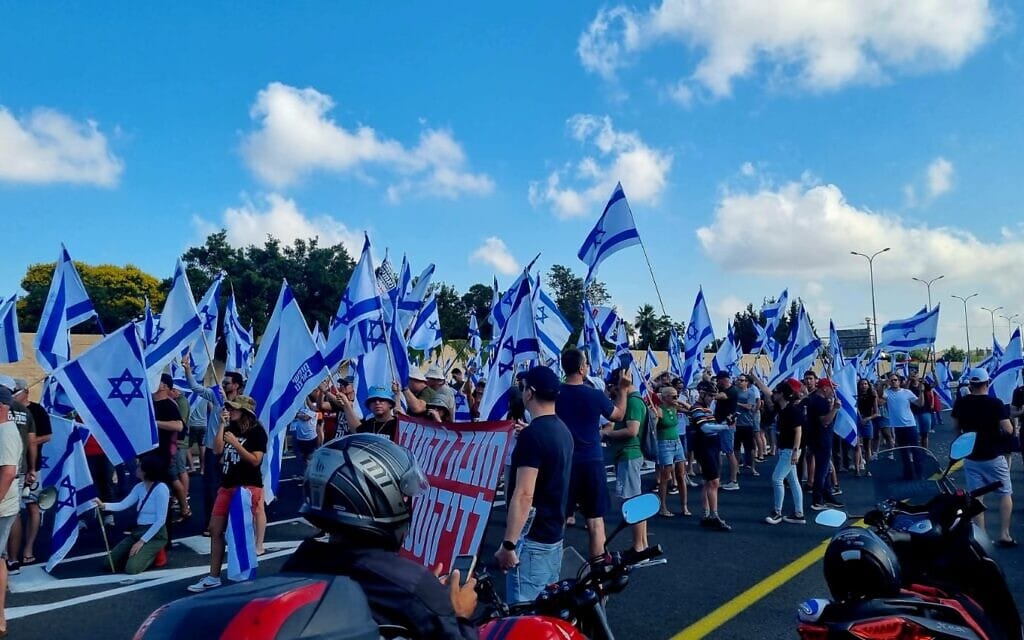 מפגינים נגד המהפכה המשפטית בצומת בני דרור, 11 ביולי 2023 (צילום: מחאת קפלן) מפגינים נגד המהפכה המשפטית בצומת בני דרור, 11 ביולי 2023 (צילום: מחאת קפלן)