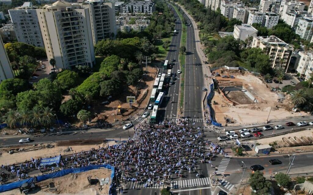 צעדת אוניברסיטת תל אביב חוסמים את נמיר ביום השיבוש, 11 ביולי 2023 (צילום: איתן סלונים Eitan Slonim) צעדת אוניברסיטת תל אביב חוסמים את נמיר ביום השיבוש, 11 ביולי 2023 (צילום: איתן סלונים Eitan Slonim)