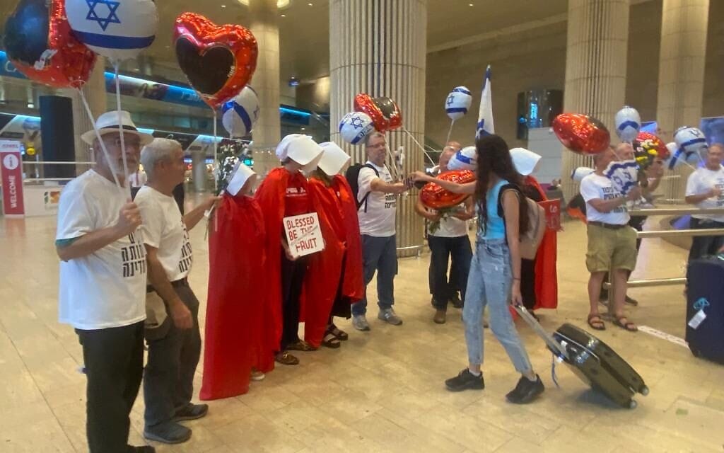 נשות תנועת ‘בונות אלטרנטיבה’ במחאה בנתב”ג על ביטול עילת הסבירות. 11 ביולי 2023 (צילום: בונות אלטרנטיבה) נשות תנועת ‘בונות אלטרנטיבה’ במחאה בנתב”ג על ביטול עילת הסבירות. 11 ביולי 2023 (צילום: בונות אלטרנטיבה)