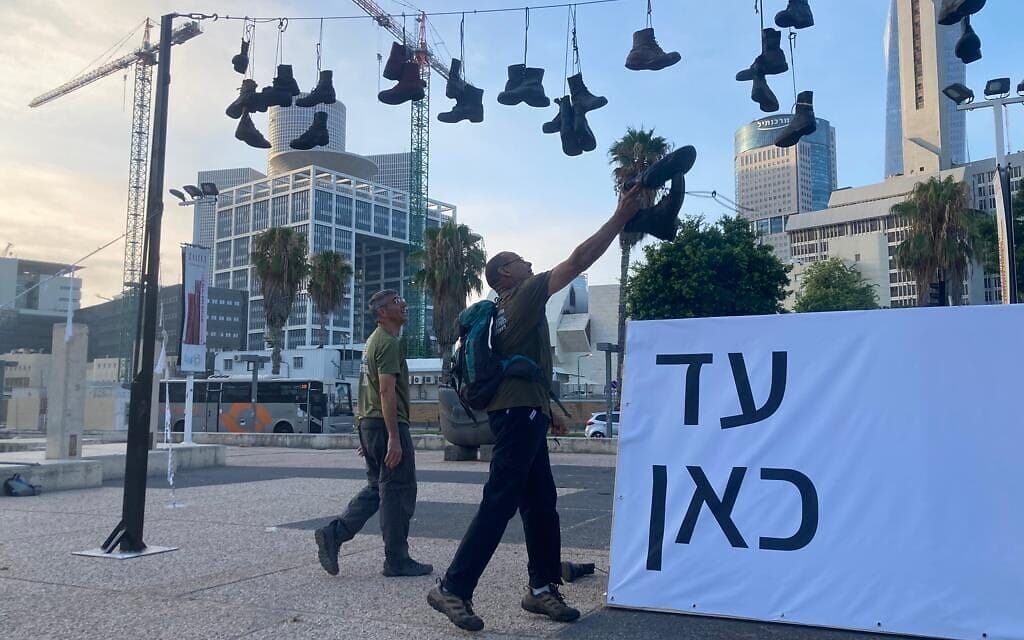 חיילי מילואים תלו נעליים מול הקריה במחאה על המחאה המשפטית, 18 ביולי 2023 (צילום: מחאת קפלן)