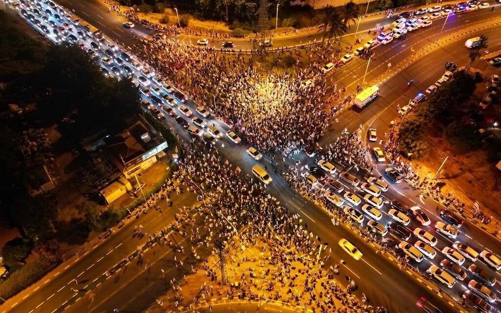 מפגינים מוחים בצומת רעננה נגד המהפכה המשפטית, 18 ביולי 2023 (צילום: רעיה ברקן)