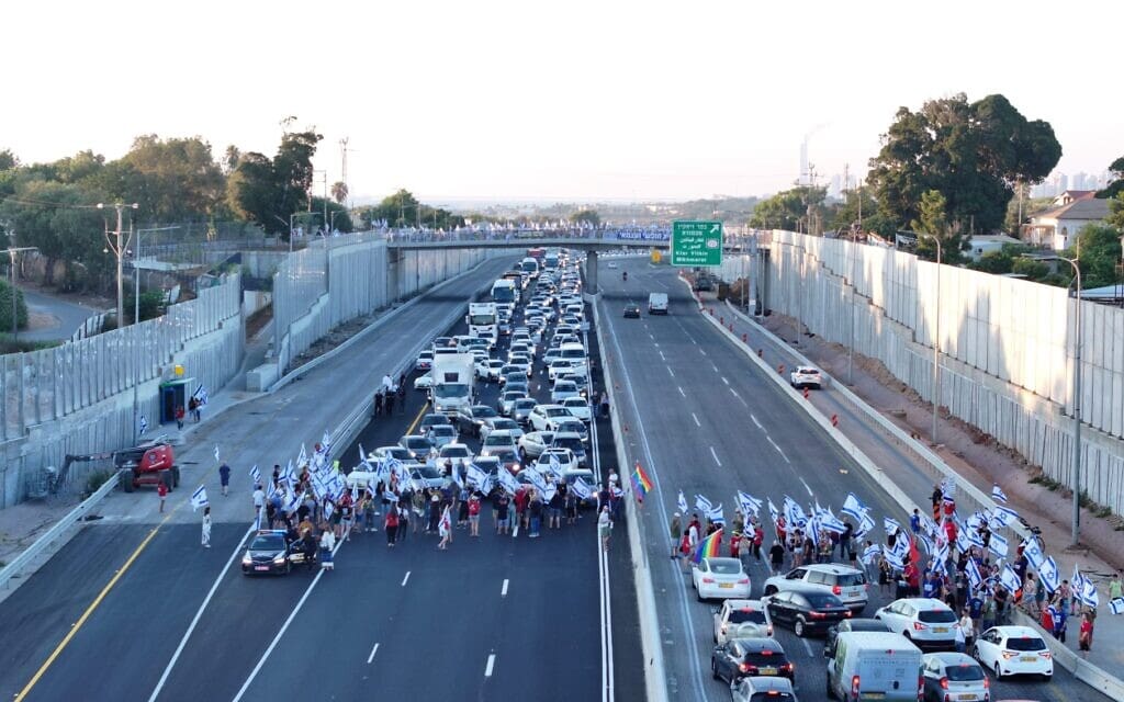 מפגינים מוחים בגשר נעורים נגד המהפכה המשפטית, 20 ביולי 2023 (צילום: גיא שמואלי)