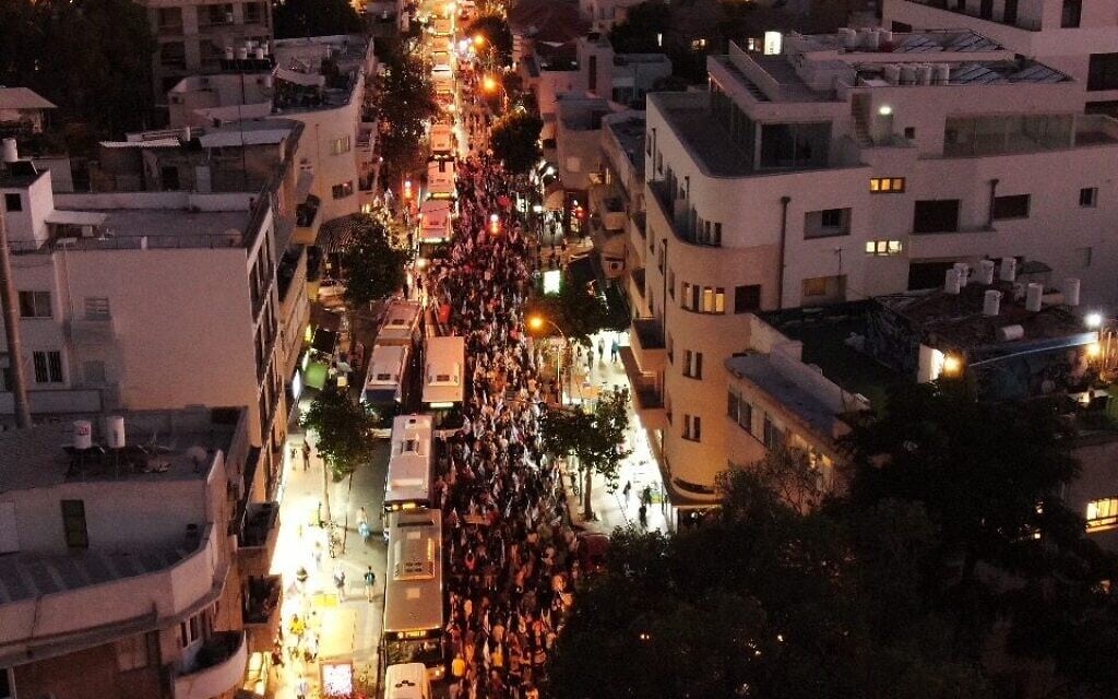 מפגינים המתנגדים למהפכה המשפטית צועדים ברחובות תל אביב, 20 ביולי 2023 (צילום: רוני לוינסון)