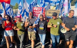 ראשי המחאה נגד המהפכה המשפטית, בהם שקמה שוורצמן ברסלר, רן הר נבו, משה רדמן, רועי נוימן ומורן זר קצנשטיין, בירושלים, 24 ביולי 2023 (צילום: רוני להב) ראשי המחאה נגד המהפכה המשפטית, בהם שקמה שוורצמן ברסלר, רן הר נבו, משה רדמן, רועי נוימן ומורן זר קצנשטיין, בירושלים, 24 ביולי 2023 (צילום: רוני להב)
