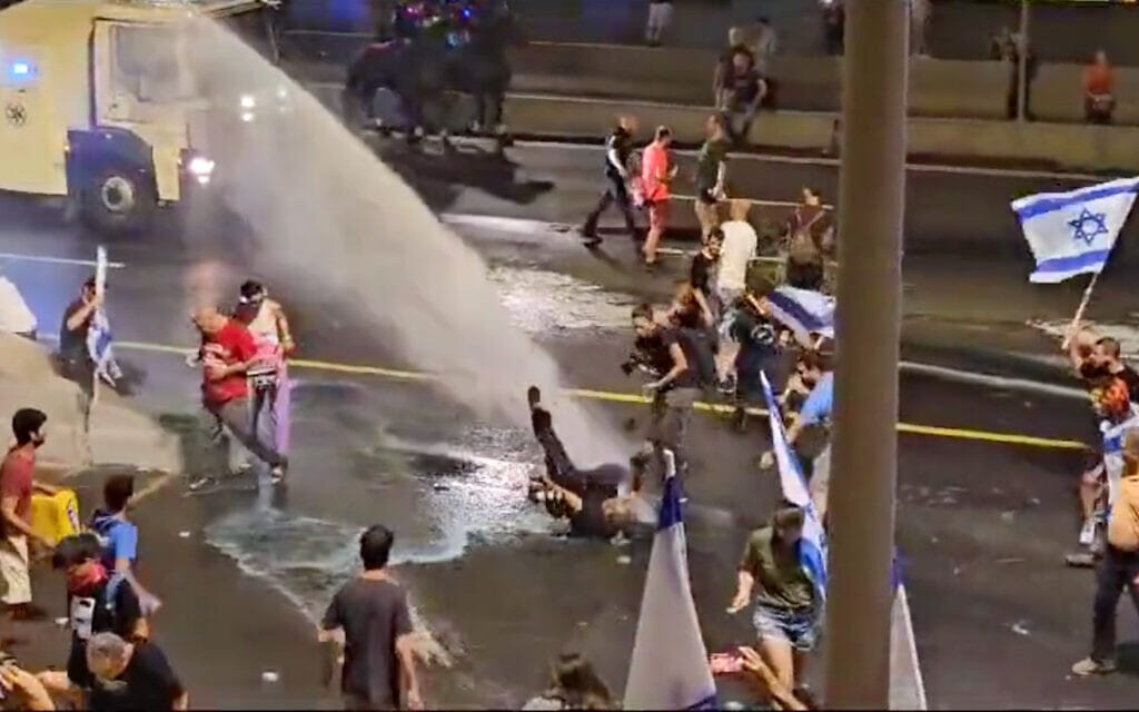 מכת"זית המשטרה פוגעת במפגינים בנתיבי איילון, 5 ביולי 2023 (צילום: מתוך טוויטר, שימוש לפי סעיף 27א לחוק זכויות יוצרים)