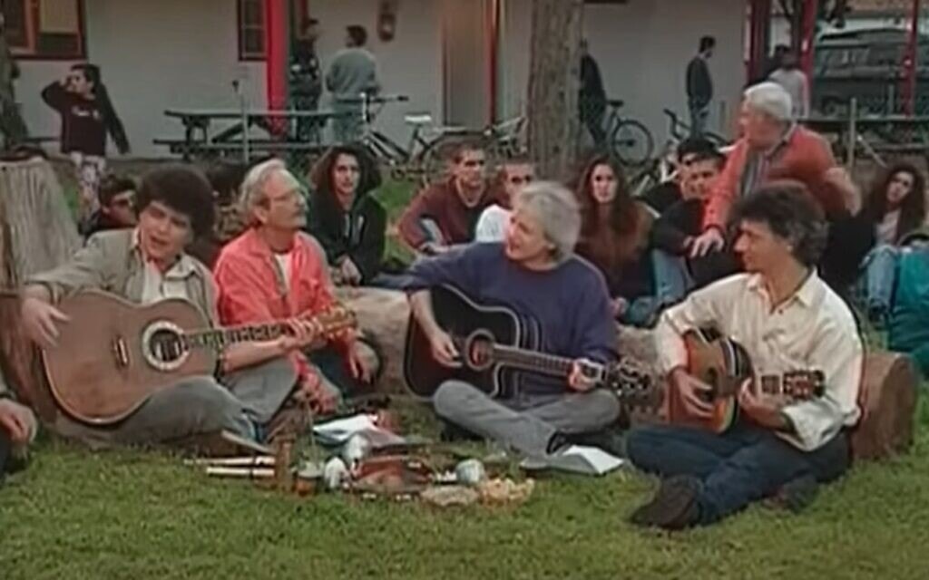 מאיר אריאל וחברים על הדשא בקיבוץ משמרות, צילום מסך מווידאו של "אוצר הסרטייה"