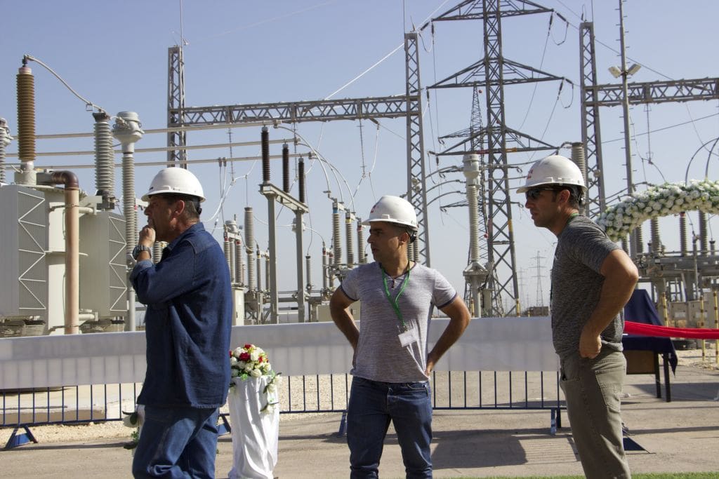 עובדי חברת החשמל בתחנת הכוח בג&#8217;נין, 10 ביולי 2017 (צילום: Dov Lieber for The Times of Israel)