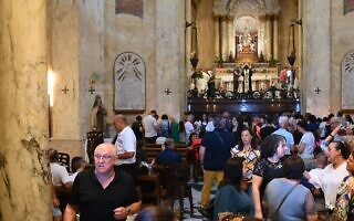 מאמינים עוזבים את כנסיית סטלה מאריס בחיפה לאחר טקס פולחן, 20 ביולי 2023 (צילום: כנען לידור) מאמינים עוזבים את כנסיית סטלה מאריס בחיפה לאחר טקס פולחן, 20 ביולי 2023 (צילום: כנען לידור)