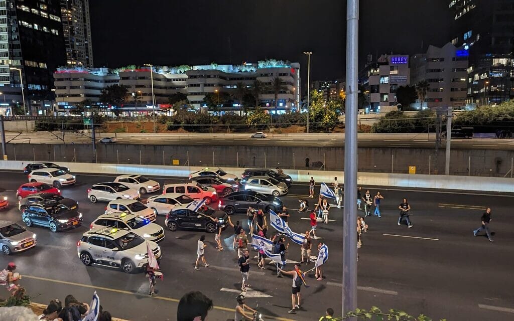 מפגינים נגד המהפכה המשפטית חוסמים את איילון דרום, 11 ביולי 2023 (צילום: כוח קפלן) מפגינים נגד המהפכה המשפטית חוסמים את איילון דרום, 11 ביולי 2023 (צילום: כוח קפלן)