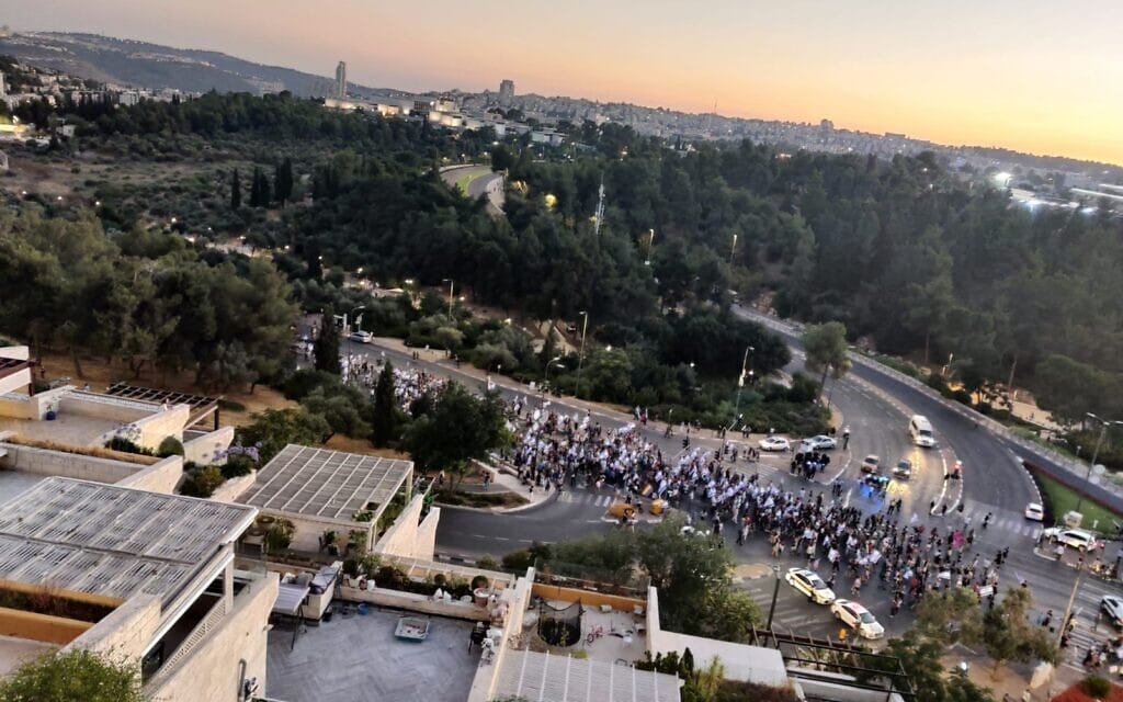 מפגינים צועדים בירושלים בדרך מהכנסת למעון רה"מ במחאה על המהפכה המשפטית והמשטרית, 11 ביולי 2023 (צילום: כוח קפלן) מפגינים צועדים בירושלים בדרך מהכנסת למעון רה"מ במחאה על המהפכה המשפטית והמשטרית, 11 ביולי 2023 (צילום: כוח קפלן)
