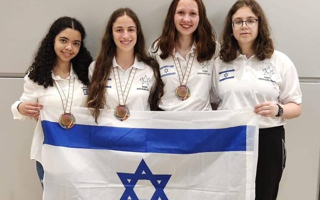 הזוכות מישראל במדליות ארד באולימפיאדת הבנות הבינלאומית למדעי המחשב, 31 ביולי 2023 (צילום: משרד החינוך ומרכז מדעני העתיד) הזוכות מישראל במדליות ארד באולימפיאדת הבנות הבינלאומית למדעי המחשב, 31 ביולי 2023 (צילום: משרד החינוך ומרכז מדעני העתיד)