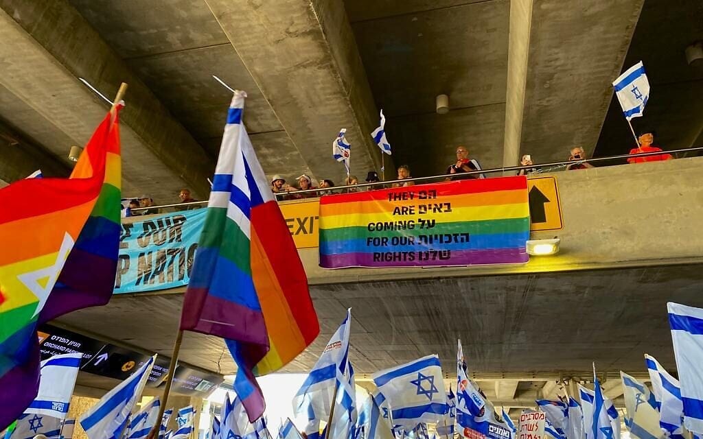 מפגינים בנתב"ג נגד המהפכה המשפטית, 11 ביולי 2023 (צילום: איתן סלונים) מפגינים בנתב"ג נגד המהפכה המשפטית, 11 ביולי 2023 (צילום: איתן סלונים)