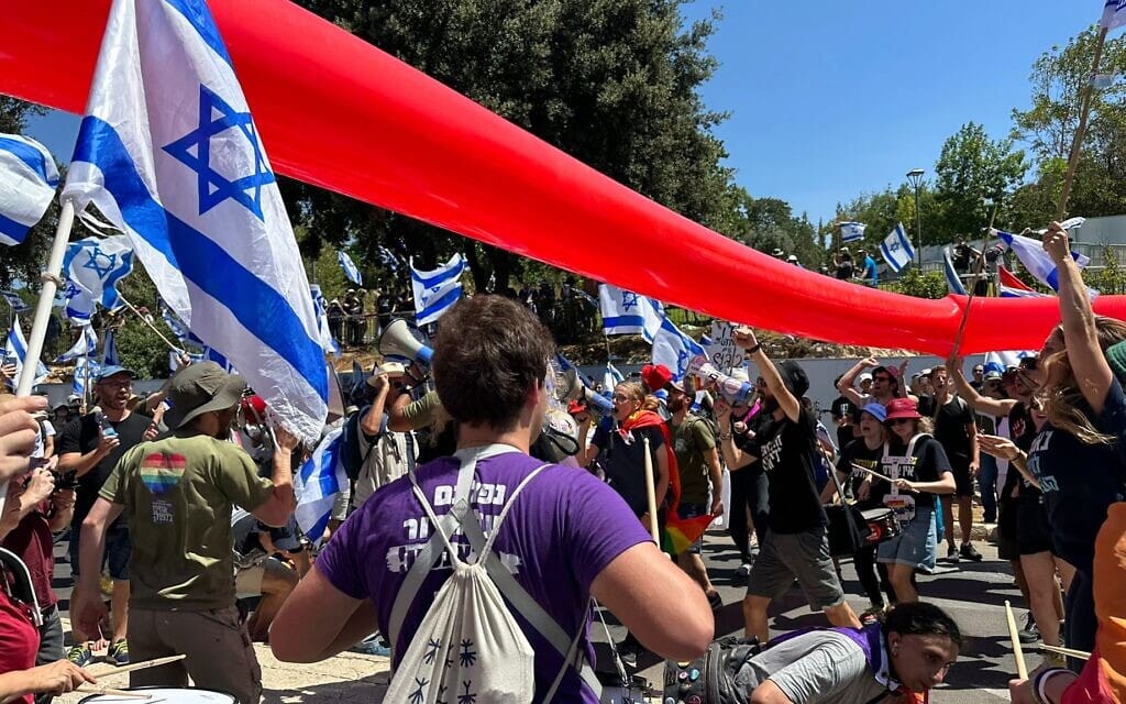 הפגנה נגד המהפכה המשפטית מול הכנסת, 7 ביולי 2023 (צילום: כוח קפלן) הפגנה נגד המהפכה המשפטית מול הכנסת, 7 ביולי 2023 (צילום: כוח קפלן)