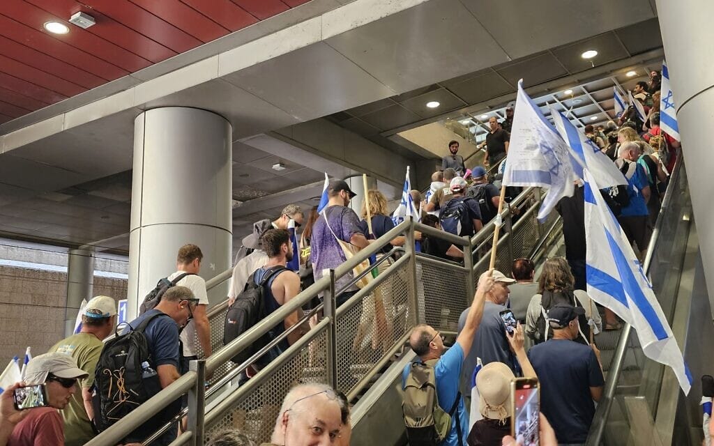 מפגינים נגד המהפכה המשפטית גודשים את טרמינל 3, 11 ביולי 2023 (צילום: אורלי בר-לב) מפגינים נגד המהפכה המשפטית גודשים את טרמינל 3, 11 ביולי 2023 (צילום: אורלי בר-לב)