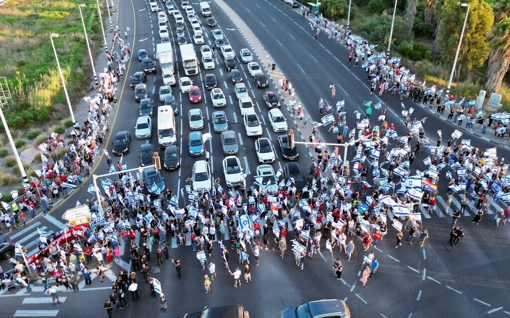 הפגנה נגד המהפכה המשפטית בצומת עין המפרץ, 7 ביולי 2023 (צילום: ליאור כרמון) הפגנה נגד המהפכה המשפטית בצומת עין המפרץ, 7 ביולי 2023 (צילום: ליאור כרמון)