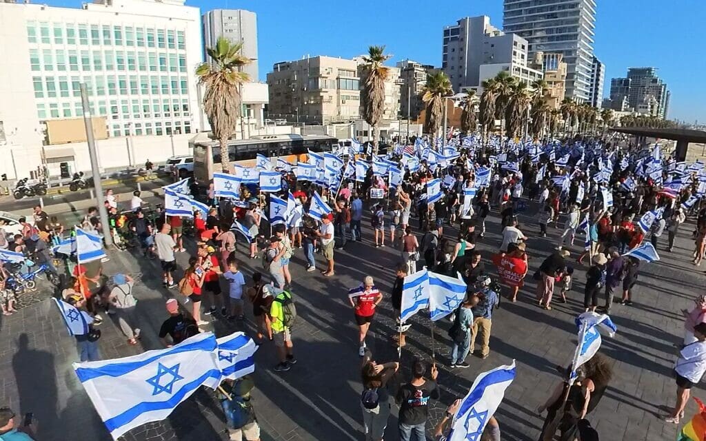 הפגנה נגד המהפכה המשפטית מול שגרירות ארה"ב בת"א, 7 ביולי 2023 (צילום: שב"פ) הפגנה נגד המהפכה המשפטית מול שגרירות ארה"ב בת"א, 7 ביולי 2023 (צילום: שב"פ)