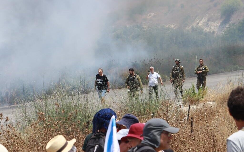 שריפה בשומרון שהציתו חיילי צה"ל כאשר זרקו רימוני הלם על מפגיני שמאל כדי להרחיק אותם מחומש, 7 ביולי 2023 (צילום: אריאל צ'יפמן) שריפה בשומרון שהציתו חיילי צה"ל כאשר זרקו רימוני הלם על מפגיני שמאל כדי להרחיק אותם מחומש, 7 ביולי 2023 (צילום: אריאל צ'יפמן)