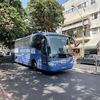 אוטובוס של "נעים בסופ"ש" בכפר סבא (צילום: עיריית תל אביב) אוטובוס של "נעים בסופ"ש" בכפר סבא (צילום: עיריית תל אביב)