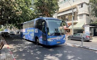 אוטובוס של "נעים בסופ"ש" בכפר סבא (צילום: עיריית תל אביב) אוטובוס של "נעים בסופ"ש" בכפר סבא (צילום: עיריית תל אביב)