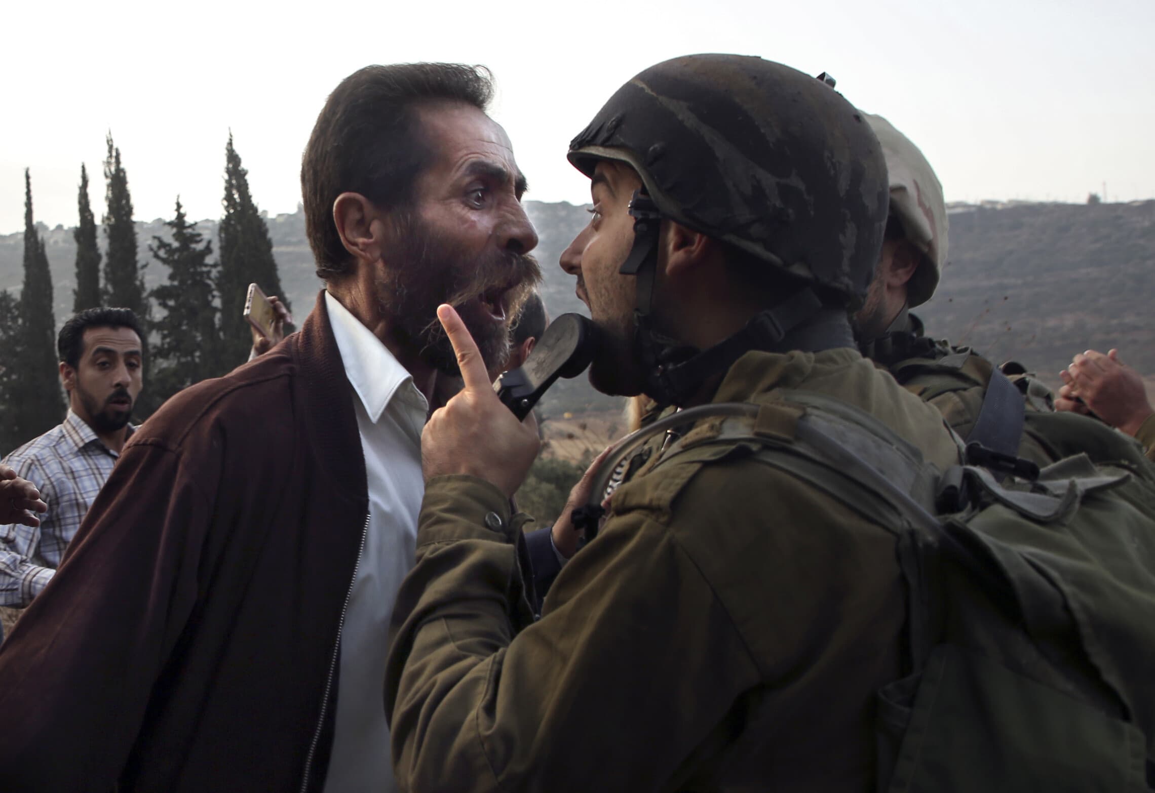 גבר פלסטיני מתעמת עם חייל בגדה המערבית, 15 באוקטובר 2018 (צילום: AAFAR ASHTIYEH / AFP)