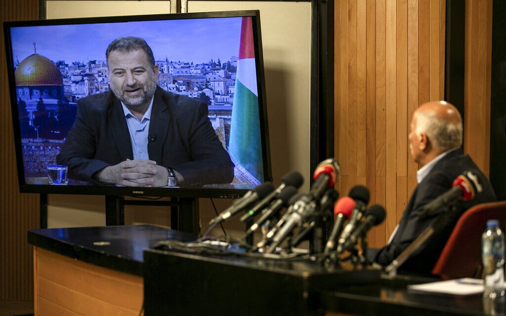 סאלח אל-עארורי על המסך משדר מביירות בשיחת וידיאו עם ג'יבריל רג'וב ברמאללה, 2 ביולי 2020 (צילום: ABBAS MOMANI / AFP)