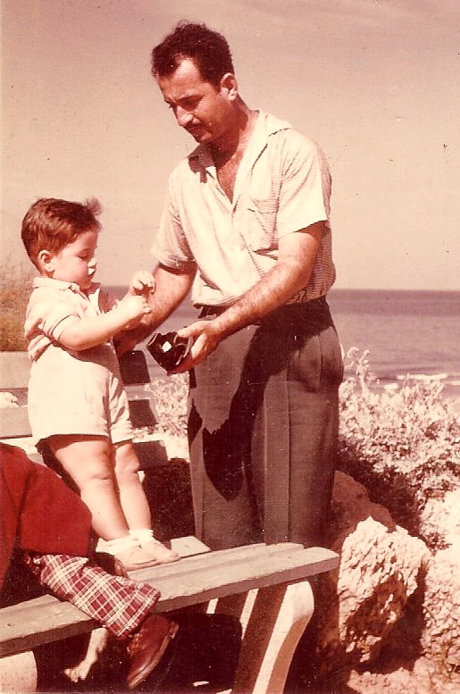 אבנר מיברג ובנו רון בילדותו (צילום: מתוך האלבום המשפחתי)