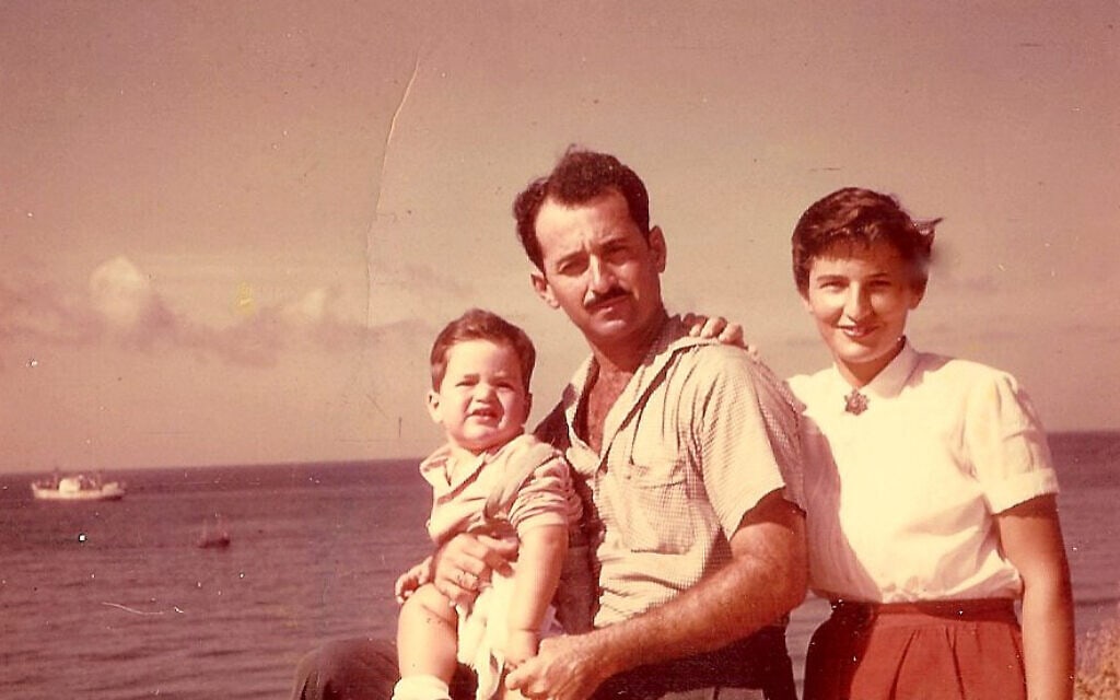 מרים ואבנר מיברג עם בנם הקטן רון (צילום: מתוך האלבום המשפחתי)