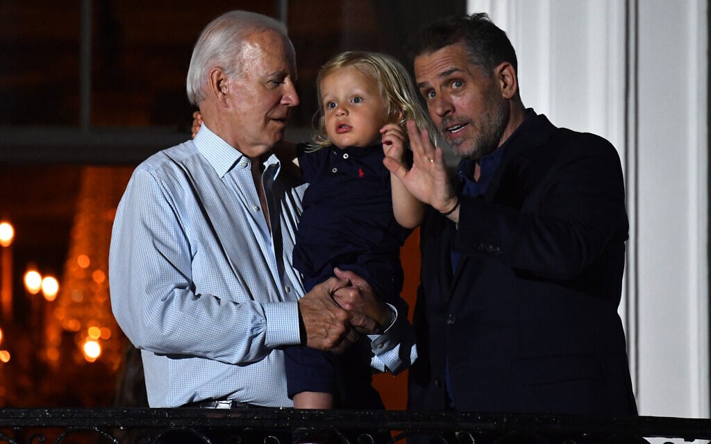 נשיא ארה&quot;ב ג&#039;ו ביידן על מרפסת הבית הלבן עם בנו האנטר ונכדו בו ביידן, בנו של האנטר הקרוי על שמו של האח הבכור. 4 ביולי 2022 (צילום: Nicholas Kamm / AFP)
