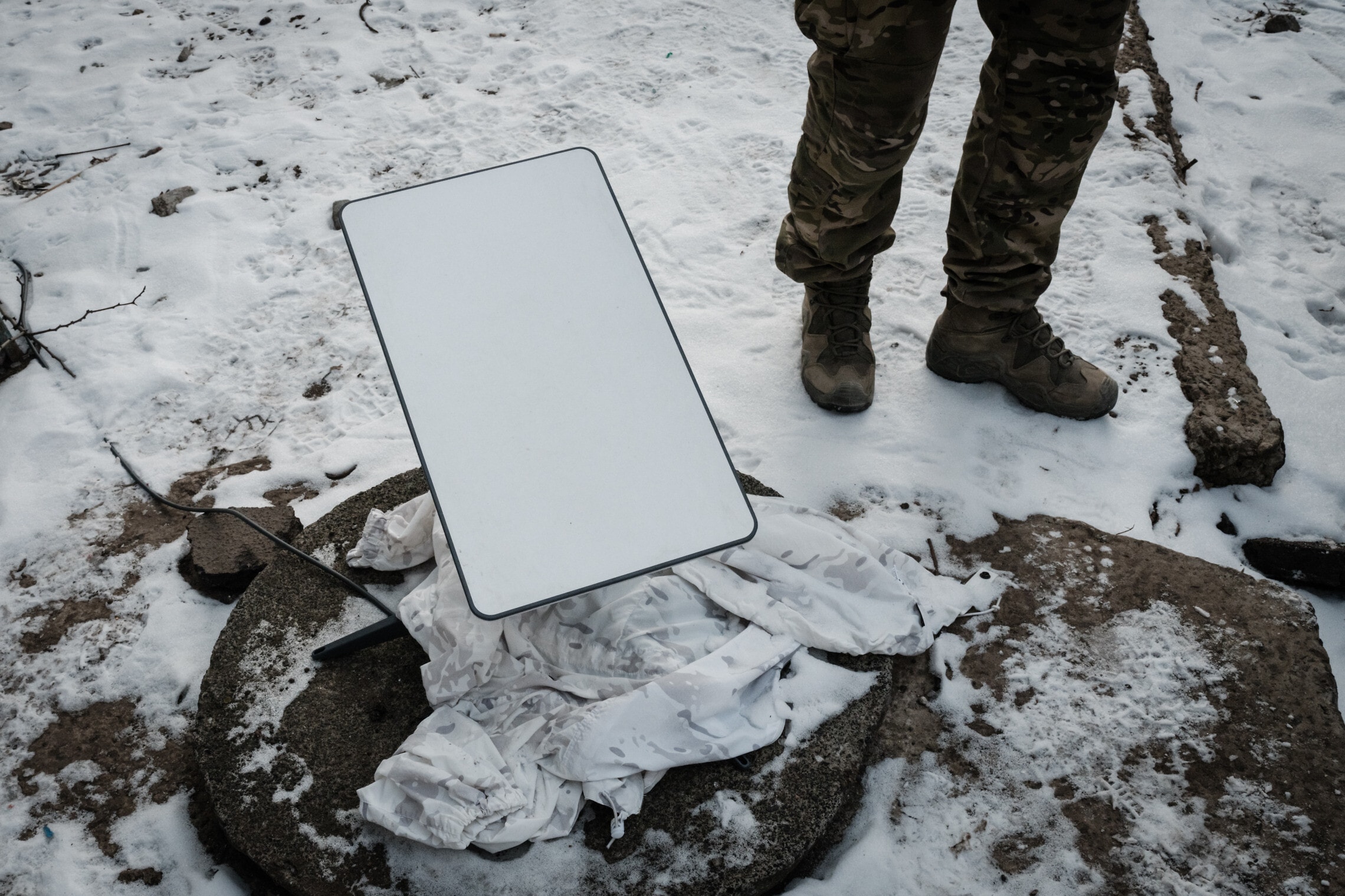 חייל אוקראיני שומר על אנטנת הראוטר של &quot;סטארלינק&quot; בבאחמוט, 9 בפברואר 2023 (צילום: YASUYOSHI CHIBA / AFP)