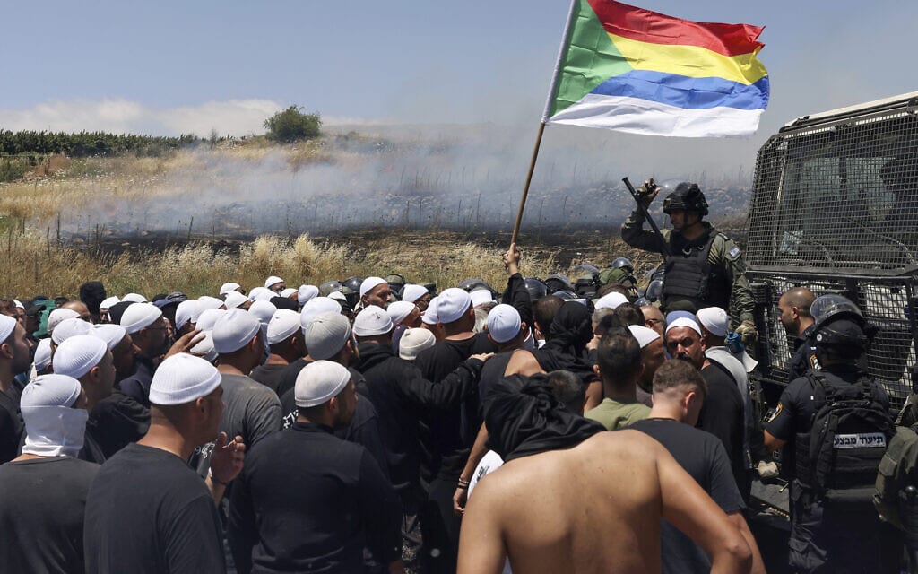 הפגנת תושבים דרוזים נגד הקמת חוות טורבינות ליד מג&#039;דל שאמס. 20 ביוני 2023 (צילום: JALAA MAREY / AFP)