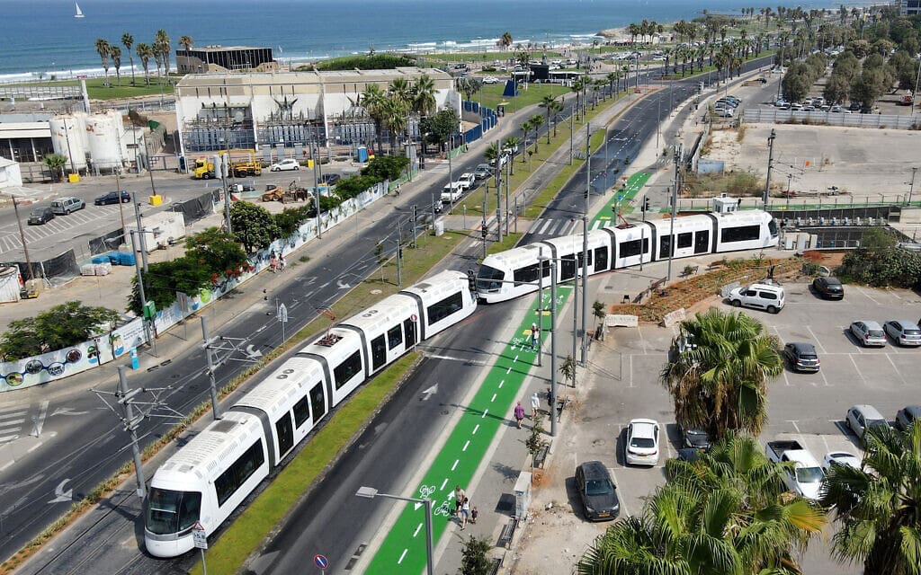 הרכבת הקלה של גוש דן ביום הראשון שבו נפתחה לציבור, בתל אביב, 18 באוגוסט 2023 (צילום: JACK GUEZ / AFP)
