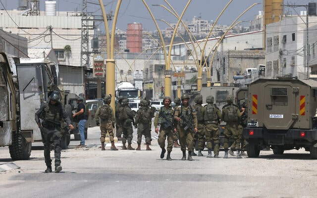 כוחות צה"ל באזור זירת הפיגוע בדרום הר חברון, 21 באוגוסט 2023 (צילום: HAZEM BADER / AFP)