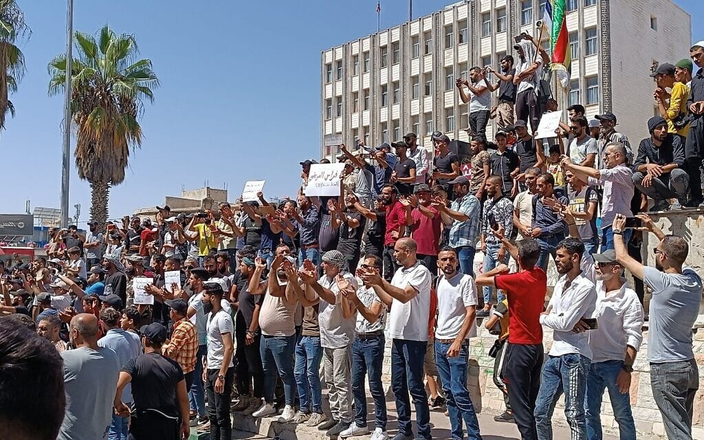 הדרוזים בסוריה מפגינים נגד שלטון אסד בא־סווידא, 23 באוגוסט 2023 (צילום: AFP PHOTO / HO / SUWAIDA24)
