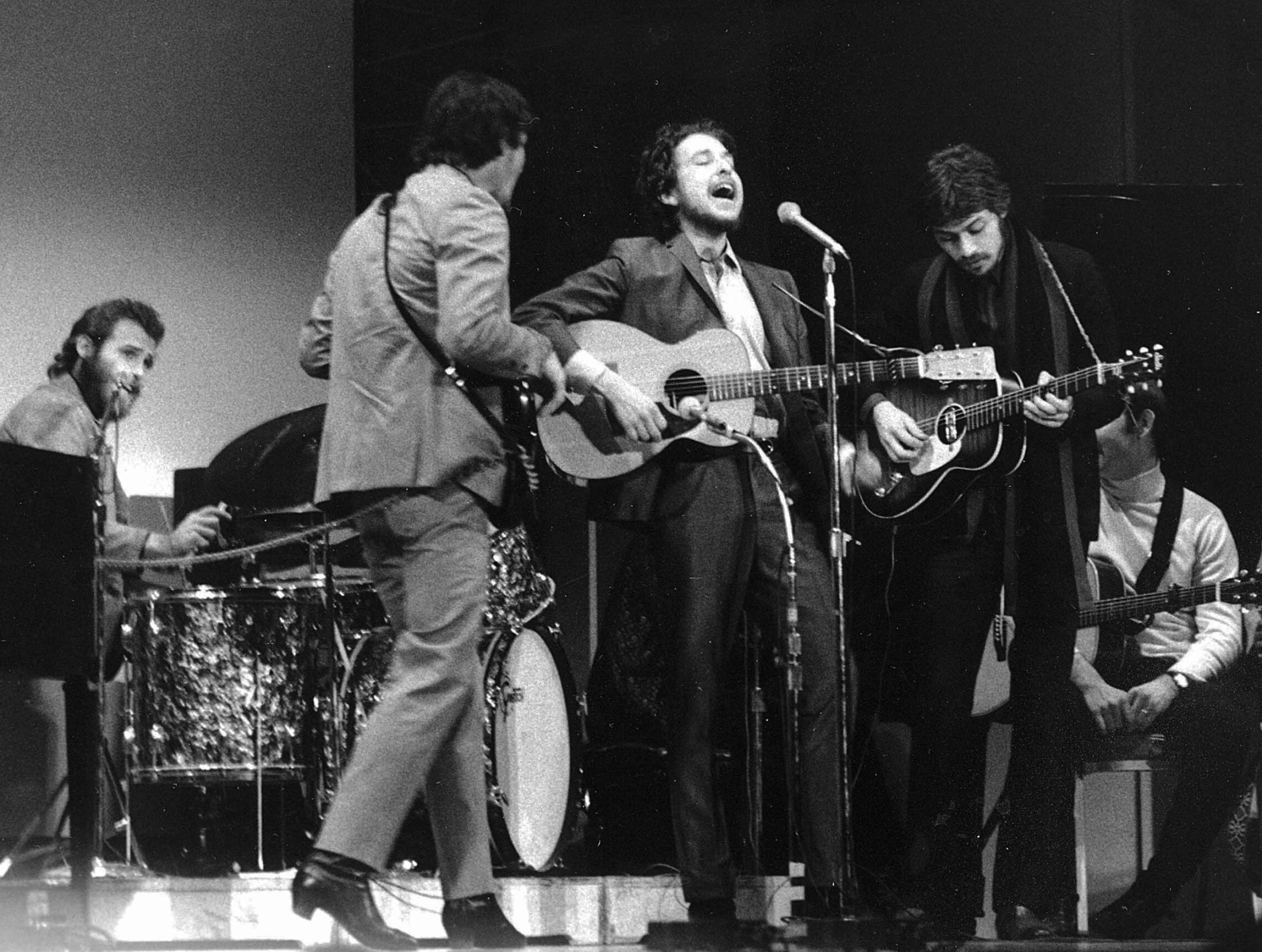 בוב דילן (במרכז) כשלצידו רובי רוברטסון (מימין), ריק דנקו (שני משמאל) ולבון הלם על התופים בהופעה בקרנגי הול, ינואר 1968 (צילום: AP Photo)