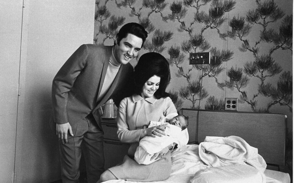 פריסילה ואלביס פרסלי מציגים את בתם ליסה מארי, ממפיס, 5 בפברואר 1968 (צילום: AP Photo/Perry Aycock)