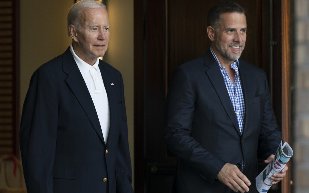 נשיא ארה"ב ג'ו ביידן ובנו האנטר ביידן, 13 באוגוסט 2022 (צילום: AP Photo/Manuel Balce Ceneta)