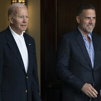 נשיא ארה"ב ג'ו ביידן ובנו האנטר ביידן, 13 באוגוסט 2022 (צילום: AP Photo/Manuel Balce Ceneta)