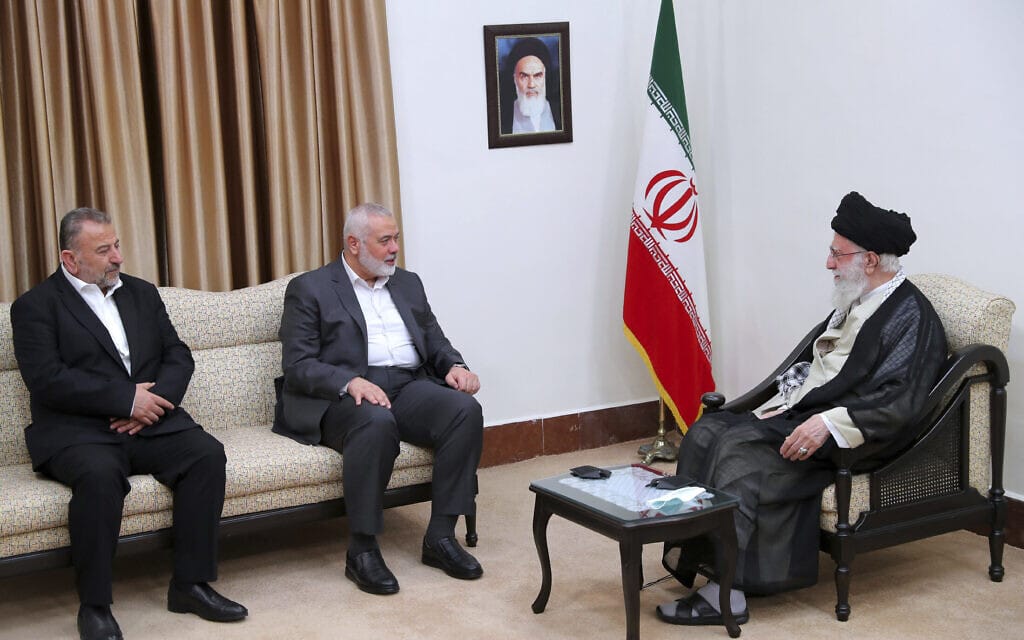 סאלח אל-עארורי (משמאל) עם איסמעיל הנייה במפגש עם האייתוללה עלי חמינאי בטהרן, 21 ביוני 2023 (צילום: Office of the Iranian Supreme Leader via AP)