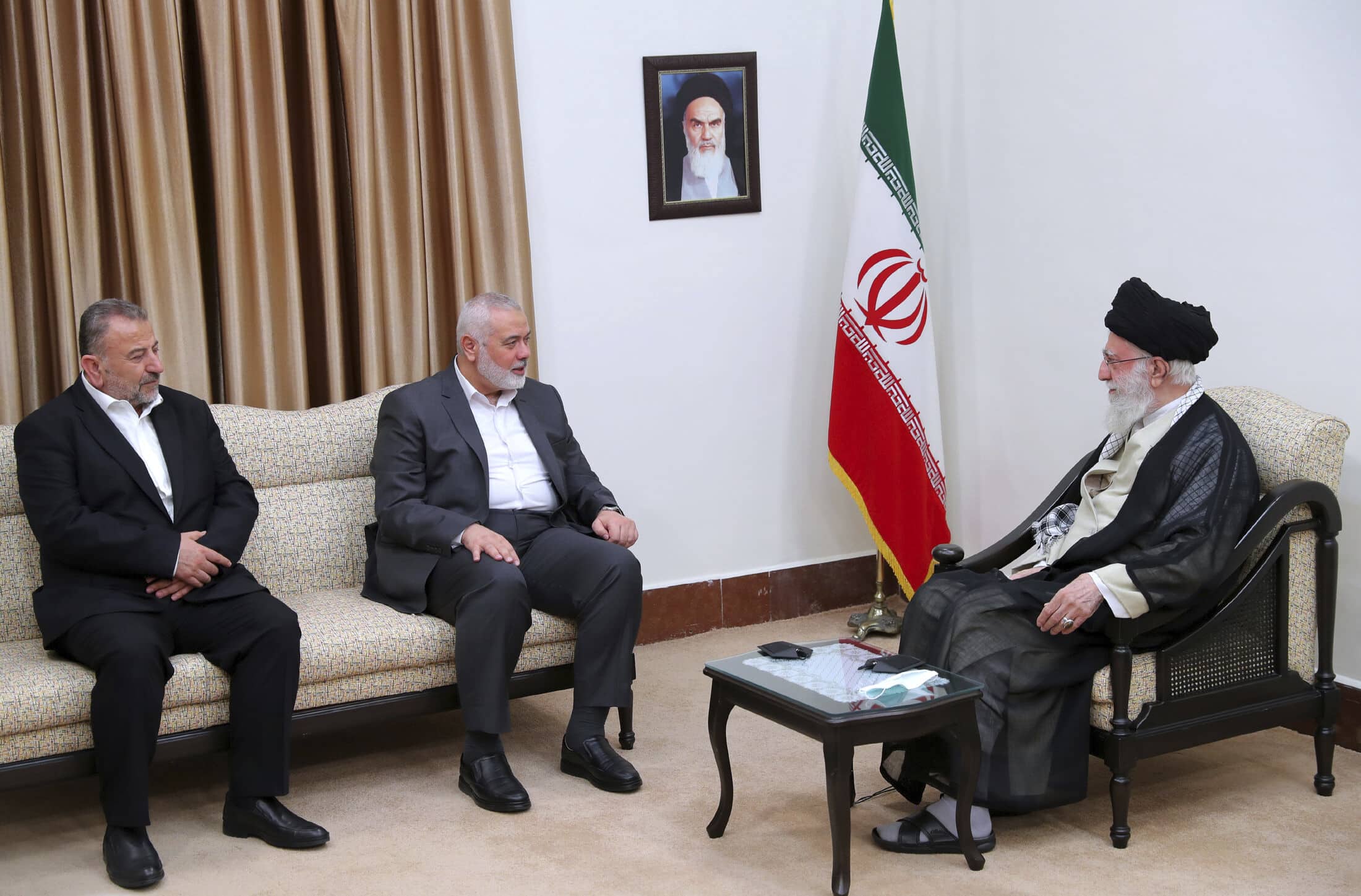 סאלח אל-עארורי (משמאל) עם איסמעיל הנייה במפגש עם האייתוללה עלי חמינאי בטהרן, 21 ביוני 2023 (צילום: Office of the Iranian Supreme Leader via AP)