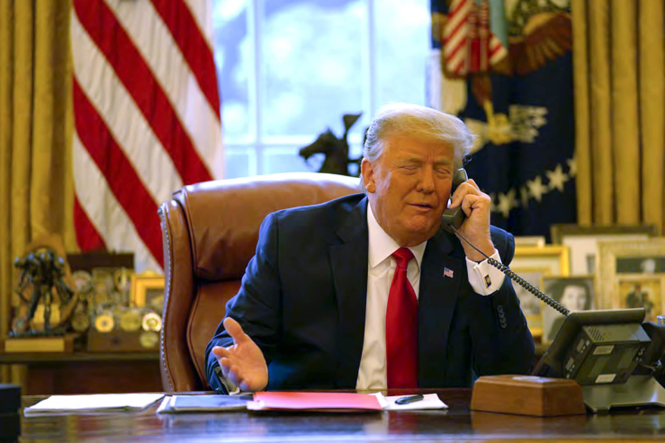 הנשיא לשעבר דונלד טראמפ משוחח בטלפון עם סגנו לשעבר מייק פנס ב־6 בינואר 2021 (צילום: House Select Committee via AP)