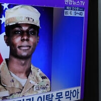 תמונתו של החייל טראוויס קינג מוצגת בתוכנית חדשות המשודרת בתחנת רכבת בסאול שבקוריאה הדרומית, 24 ביולי 2023 (צילום: AP Photo/Ahn Young-joon)