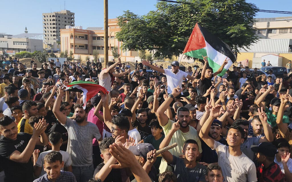 פלסטינים בעזה מפגינים נגד שלטון חמאס, 30 ביולי 2023 (צילום: AP)